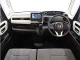 ◆視界広々で非常に運転しやすくロングドライブでも疲れを感じさせないすっきりとまとまったインパネ周りです。