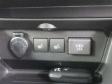 運転席と助手席にはシートヒーターが付いております。