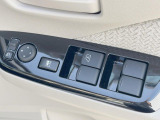 【電動格納ミラー】サイドミラーは電動格納式となっており、狭い駐車場でもキズがつくリスクを抑えられます。