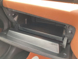 車検証や貴重品、小物を収納できます。