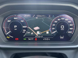 スピードメーターなどの運転に必要な計器とともに、オーディオ・電話の操作画面などを表示。レイアウトはステアリングスイッチで切り替えでき運転に集中しながら必要な情報を瞬時に得ることが可能。