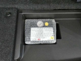 スペアタイヤレス車です。応急セットを搭載しております。