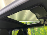 【ガラスルーフ】ガラスルーフ搭載で車内の解放感が一気にアップ!開放的なドライブをお楽しみいただけます。