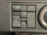 助手席側はパワースライドドアウェルカムオープン機能 降車時にスイッチで予約しておけば、乗車時に電子カードキーを持ってクルマに近づくだけでパワースライドドアが自動でオープン♪