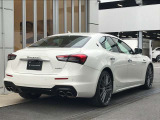 後期型の特徴である「ブーメラン型テールレンズ」は往年の名車3200GTをモチーフとしています