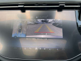 【360&deg;カメラシステム】4つのカメラにより、車両周囲を俯瞰で確認することができます。カメラの呼び起しは手動でも可能ですので、狭い道でも安心してお乗りいただけます。