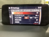 ハンドル操作をアシストすることにより車線からの逸脱回避を支援します。