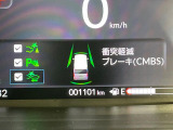 【ホンダセンシング】走行中に前方の車両等を認識し、衝突しそうな時は警報とブレーキで衝突回避と被害軽減をアシスト。より安全にドライブをお楽しみいただけます。