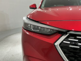LEDヘッドライトは、点灯の瞬間から最大光量を発揮し、突然暗くなるトンネルなどでの安定感を高めます。