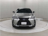 スピンドルグリルはブロックメッシュ形状とし、角度によって表情を変えるUX独自のデザインを採用し、力強さを表現しています。