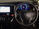 【ハンドル】運転にかかわる様々な操作を安全に行えるように視点移動が少なく操作性に配慮されたスイッチ類が凝縮されたコックピットです。