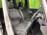運転席まわりには十分なスペースがあり、大柄な方でもゆったり運転していただける環境です。