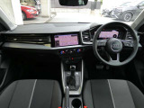 Audiのインテリアは厳選素材を緻密に作りこんだ美しい個々のパーツを、衝撃にも耐えうるよう丁寧に組み上げて、構成されています。見た目に美しく、そして機能的でもあること。これこそがAudiのインテリアの伝統です
