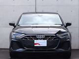 ●一目でAudiとわかる特徴的なシングルフレームグリル・LEDランプ。精悍なフロントマスクからAudiのスマートで上品なブランドを連想させてくれます。女性にも大変ご好評頂いております。