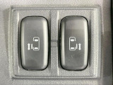 【両側パワースライドドア】スマートキーや運転席のスイッチで後席両側スライドドアの開閉が可能♪電動だから力を入れてドアを開ける必要が無く、小さなお子様でも簡単に開け閉めでき快適です♪