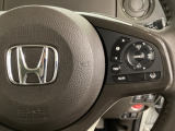 ハンドルにHondaセンシング系のクルーズコントロールやレーンキープアシストなどのスイッチが装備されています。ハンドルから手を離さず安全に操作できます。