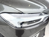 【LEDヘッドライト】明るく眩しいハイビームを先行車や対向車に照射しないオートハイビームを備えたLEDヘッドライト。北欧神話に登場するトールハンマーをモチーフにした、一目でボルボとわかるデザイン。