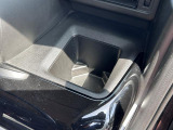 運転席ハンドルの右側にもドリンクホルダーがございます!お飲み物だけではなく、携帯電話なども置けますね♪