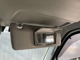 バニティミラーで、お化粧直しやコンタクトレンズがずれた時、もしも運転中に目にゴミが入ってしまった場合でも安心ですね♪