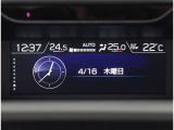 時計」や「燃費」などの基本画面を表示させるほか、「時刻/日付」や「ドライバーモニタリングシステム設定」などの各種項目の設定(カスタマイズ)が行えるマルチファンクションディスプレイです。