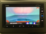 ギヤをR(バック)に入れるとナビの画面に後ろの映像が映るリアカメラ付です。後退時、コンディションが悪い視界でもカラーバックモニターがドライバーをサポートします。