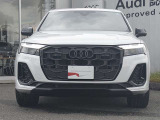 シングルフレームグリルはAudiの象徴的なデザイン要素であり、一目でAudiとわかるスタイル、大きくて迫力のある形状が車のスポーティな印象を強調しており、魅力的なデザインとなっています。