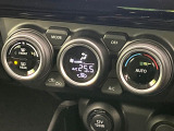 【オートエアコン】一度お好みの温度に設定すれば、車内の温度を検知し風量や温度を自動で調整。暑い&hellip;寒い&hellip;と何度もスイッチ操作をする必要はありません。快適な車内空間には必須の機能ですね♪