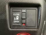 【片側パワースライドドア】片側がパワースライドドアになっており、運転席のスイッチやスマートキーでも開閉が可能です!開口部も広いので乗り降りも楽々♪