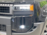 【LEDヘッドライト】悪天候や夜間走行時も良好な視界を確保し安心して運転できる高輝度LEDヘッドライトを装備!点灯速度が早く、消費電力も抑えられています。