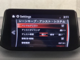 ハンドル操作をアシストすることにより車線からの逸脱回避を支援します。