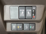 両側電動スライドドアは運転席から操作ができるよう、操作スイッチが付いています。Hondaセンシング用のVSA(ABS+TCS+横滑り抑制)解除と路外逸脱抑制機能などのスイッチがあります。