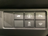 ハンドルの右側にHondaセンシング用のメインスイッチとパワーテールゲートスイッチがついています。パワーテールゲートスイッチは車内からでもテールゲートの開け閉めを電動でできます。