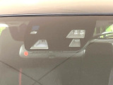 【スマートシティブレーキサポート】低速走行中に前方の車両等を認識し、衝突しそうな時は警報とブレーキで衝突回避と被害軽減をアシスト。より安全にドライブをお楽しみいただけます。