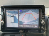 アラウンドビューモニターは4方のカメラで真上から車を見たようにモニターで確認ができる日産の自慢の装備です。前後センサーにより移動物検知、障害物検知をして画面に表示。是非実際の車で体感してみてください。
