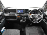 ◆視界広々で非常に運転しやすくロングドライブでも疲れを感じさせないすっきりとまとまったインパネ周りです。