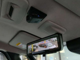 インテリジェントルームミラー カメラからの映像をミラーで見たように表示します。角度や光度等の調整も可能。後席の人と目を合わせず後方確認出来ます。