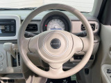 インテリアに合わせたデザインのステアリングは、運転される方のことも考え、運転しやすい形状、大きさです。是非一度、実際に触ってお確かめください。