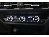 運転席と助手席の温度設定の変更が可能な左右独立タイプのデュアルエアコンです♪♪♪暑がりな人・寒がりな人も誰もが車内を快適にお過ごしいただけます♪♪♪