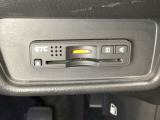 ハンドルの右下にETCがついています。高速道路の料金所の通過も楽々です!。 カードの取り出しもしやすい場所についています。