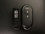 スマートキーを装備しています。鍵を差し込むことなくドアロックの開け閉めと、スタートボタン操作でのエンジンスタートができます。加えて、純正リモコンエンジンスターター用の操作キーもついています。
