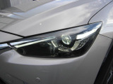 アダプティブLEDヘッドライトは30km/h以上で前方・対向車の部分のみ減光して照射することで相手ドライバーをまぶしくさせることなく明るい視界を確保し、95km/h以上ではヘッドランプの照射角度を上に