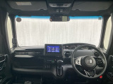 パーキングブレーキはフット式なので運転席と助手席の間はすっきり、移動も楽々です。さっと手が届く位置にATセレクトレバーやエアコンスイッチなどがあり操作性に優れています