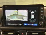 リバースギアに入れるだけで後方の表示へ切り替わります。夜間や雨の日の駐車も楽になりますよ。