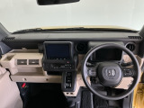 【前方視界】開放的な前方視界!運転がしやすく疲れにくいです♪窓が大きく、見通しがとっても良いおクルマですよ♪