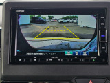 駐車時の安全確認をサポートするバックカメラも使用できます。インターナビで様々な情報を得ることもできます。