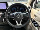 ステアリングハンドルです。オーディオコントロールスイッチが付いて運転中でも手元でオーディオの操作が出来て便利ですよ。