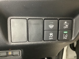 Hondaセンシング用の、VSA(ABS+TCS+横滑り抑制)解除と路外逸脱抑制機能のオンオフスイッチなどはハンドルの右側に装備しています。
