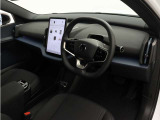 【harman/kardon】5つのスピーカーを内蔵したサウンドバーにより、ドライバーを包み込む音場を実現しました。また、洗練されたミニマルデザインは、キャビンをスタイリッシュに彩ります。