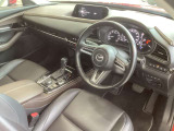 フロントシートは心地よいフィット感と程よいホールド性を両立。今までになく快適な運転を楽しめるマツダ自慢のシートです。