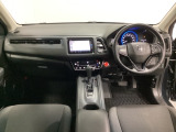 車内は光触媒抗菌消臭施工済です。スタイリッシュなデザインでスポーティなインパネ周りを演出します。グローブボックスやカップホルダーのほかにトレーなどたくさんの収納スペースが付いています。